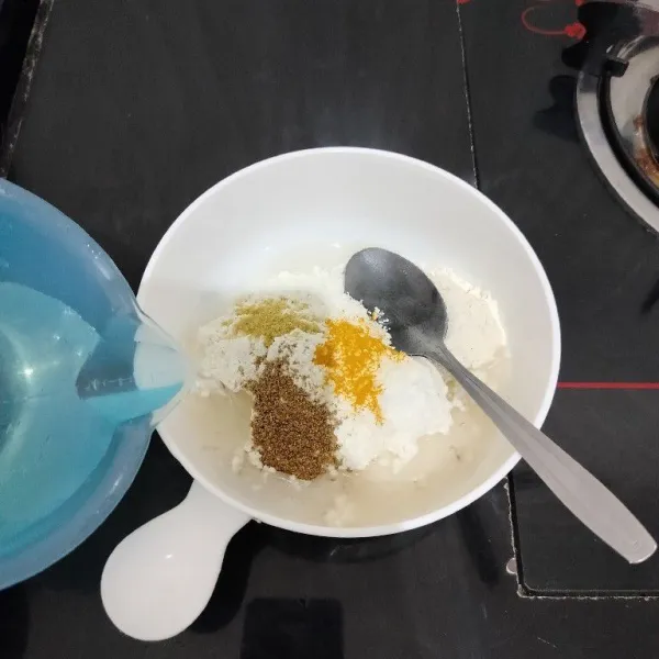 Lalu masukkan air secukupnya, aduk rata hingga menjadi adonan dengan kekentalan sedang.