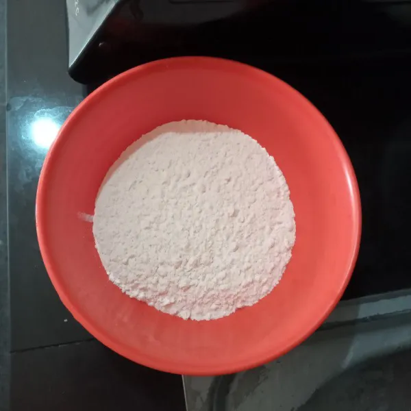 Dalam mangkuk siapkan tepung terigu.