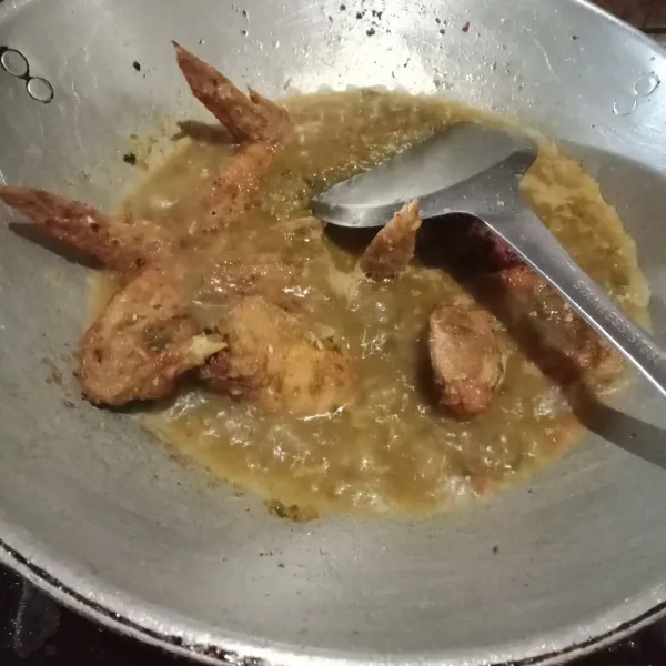 Tumis bumbu sambel hijau hingga harum, tambahkan gula garam dan air secukupnya lalu masukkan ayam goreng, koreksi rasa jika sudah pas masak ayam hingga air menyusut.