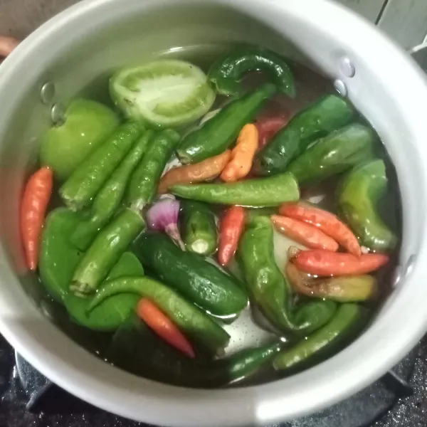 Rebus bahan sambel ijo hingga bau langu dari bawang hilang (kurang lebih 10 menit).