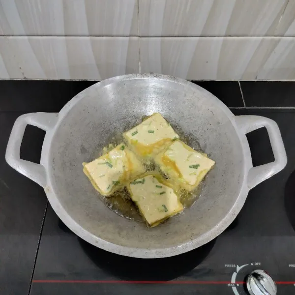 Lalu goreng dalam minyak panas hingga kedua sisinya matang.
Angkat dan tiriskan.