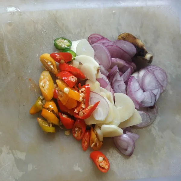 Iris bawang merah, bawang putih dan cabai rawit.