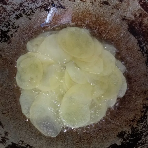 Panaskan minyak goreng lalu masukkan kentang dan goreng mengunakan api kecil cenderung sedang.