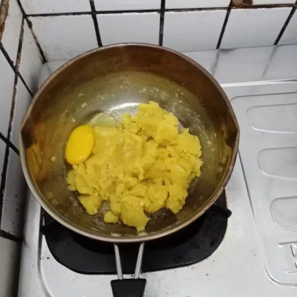 Masukkan telur. 
Aduk sampai rata.