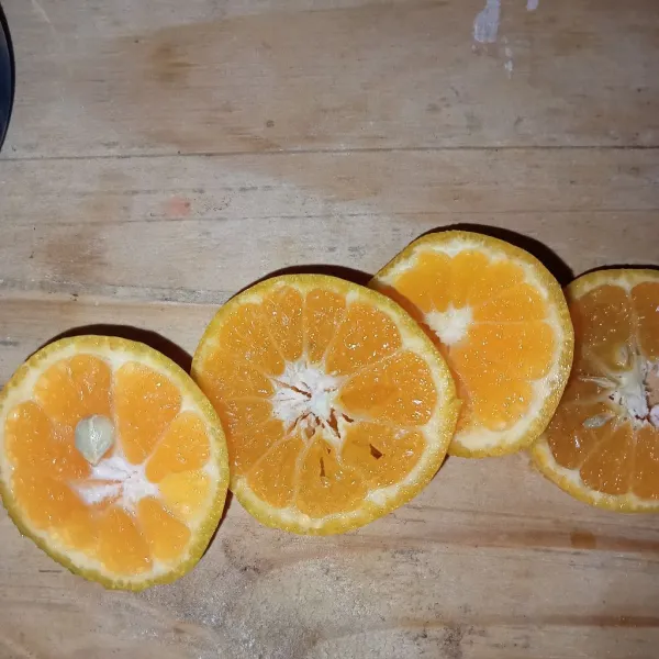 Potong jeruk, sisihkan.