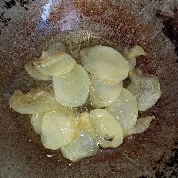 Setelah kentang mulai kering kekuningan lalu angkat dan tiriskan.