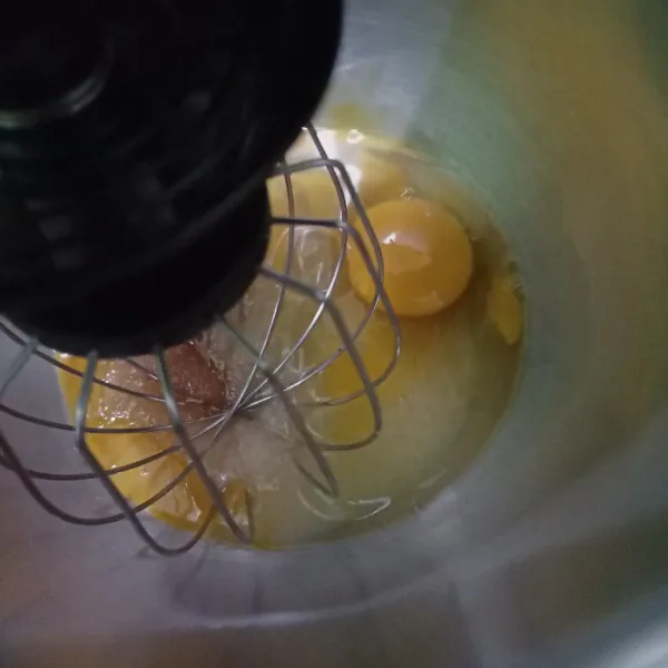 Langkah pertama, mixer gula, vanili dan telur hingga kental.