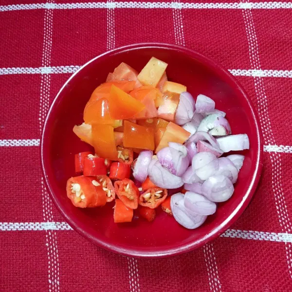 Potong-potong cabai, tomat dan bawang merah.
