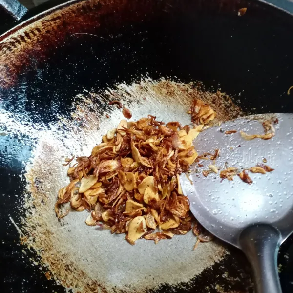 Kemudian masukkan bawang merah dan bawang putih goreng. 
Aduk sampai tercampur rata. 
Tunggu sampai dingin lalu masukkan dalam wadah kedap udara.