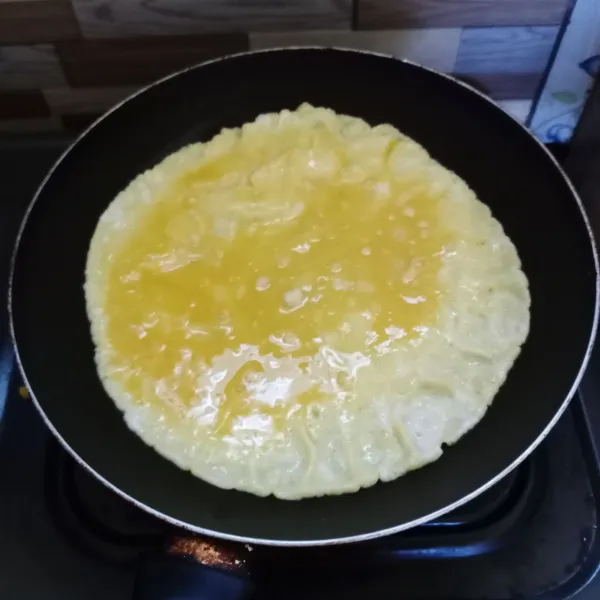 Panaskan teflon dengan sedikit minyak. 
Tuang adonan telur, masak sampai matang. 
Angkat.