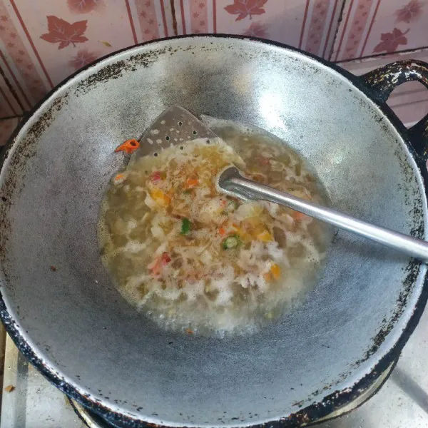 Setelah matang masukkan air, bumbui dengan garam, saus tiram dan kaldu jamur, masak hingga mendidih.