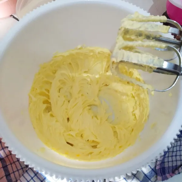 Mixer butter margarin dengan kecepatan rendah selama 2 menit.
