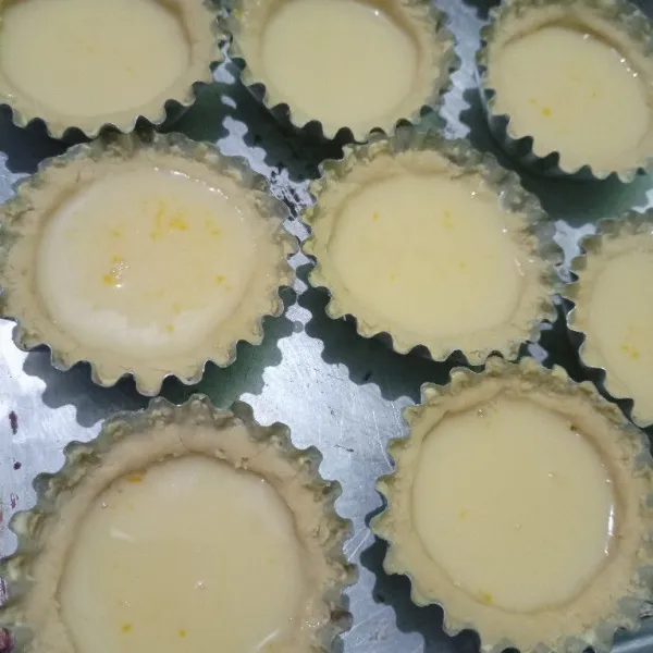 Tuang filling ke kulit pie tadi.