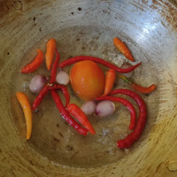 Cuci bersih cabe, bawang merah dan tomat. Rebus dalam air mendidih hingga berubah warna.