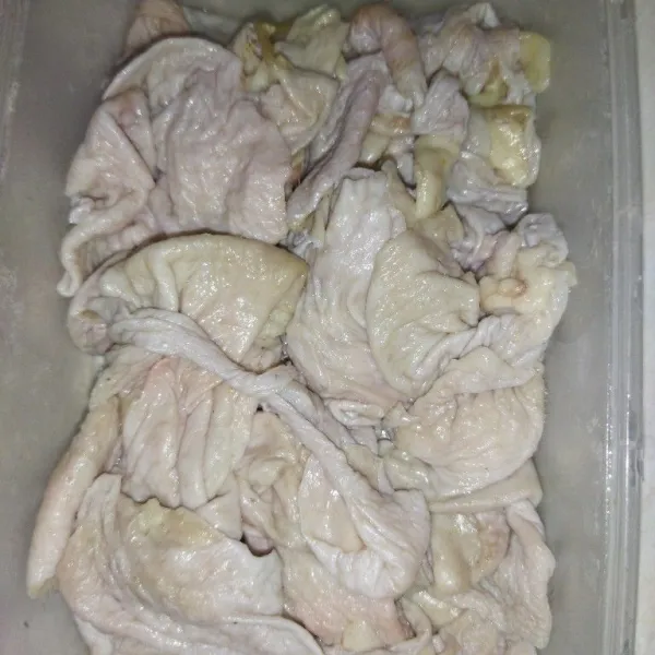 Siapkan kulit ayam yang sudah dicuci, lalu potong-potong, kemudian bumbui dengan bawang putih bubuk, garam, lada bubuk dan kaldu bubuk, aduk rata, diamkan minimal 1 jam.
