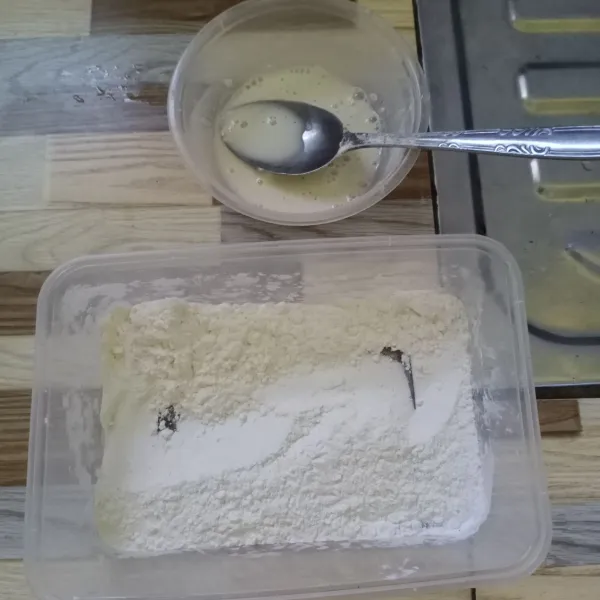 Siapkan bahan tepung crispy. 
Ambil 2 sdm tepung kemudian beri 2 sdm air, aduk rata.