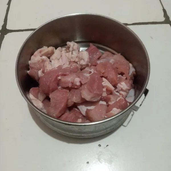 Potong daging sapi sesuai selera.