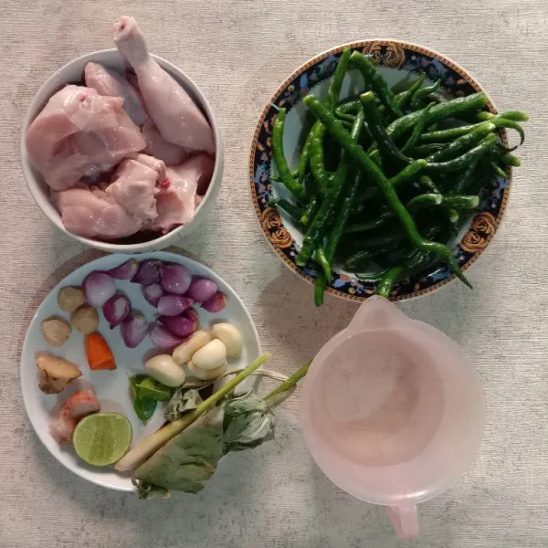 Cuci bersih ayam. 
Lalu tiriskan. 
Siapkan semua bahan.