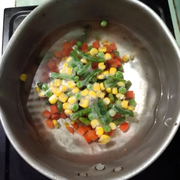 Kemudian rebus sayuran hingga matang dan sisihkan.