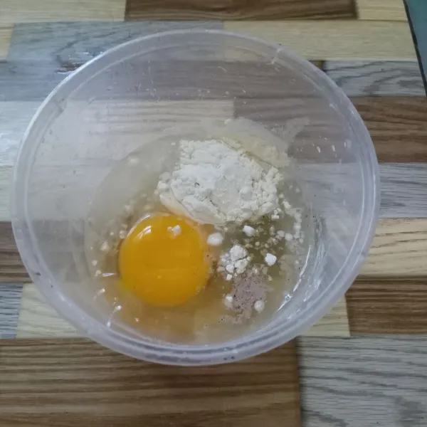 Dalam wadah masukkan telur, tepung terigu, garam, kaldu jamur, lada bubuk dan air. 
Kocok rata.