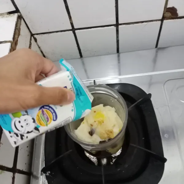 Tuang susu UHT. 
Blender hingga halus.