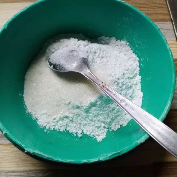 Dalam wadah masukkan tepung terigu, tepung beras, garam dan gula pasir.