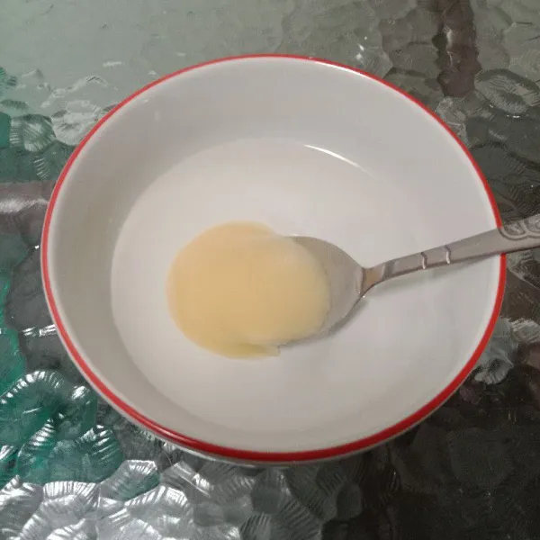 Masukkan air ke dalam mangkuk dan larutkan madu.