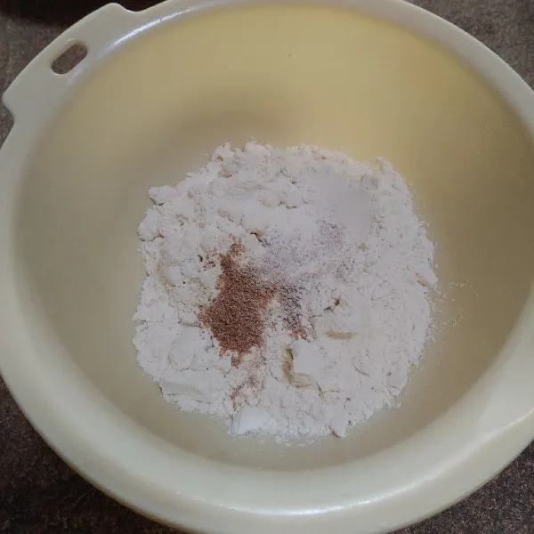 Bumbu kering : masukkan tepung terigu, kaldu bubuk, garam dan baking soda / baking powder. 
Aduk hingga tercampur dengan rata