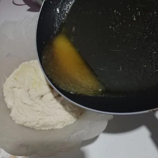 Masukan butter cair dan garam.