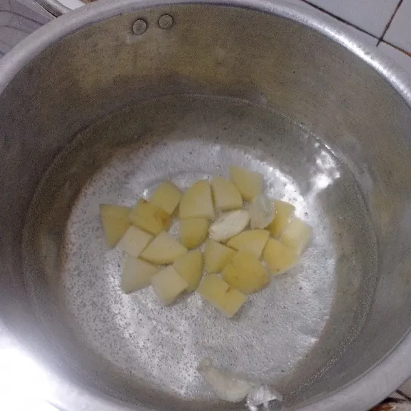 Rebus kentang terlebih dahulu dengan bawang putih sampai kentang empuk.