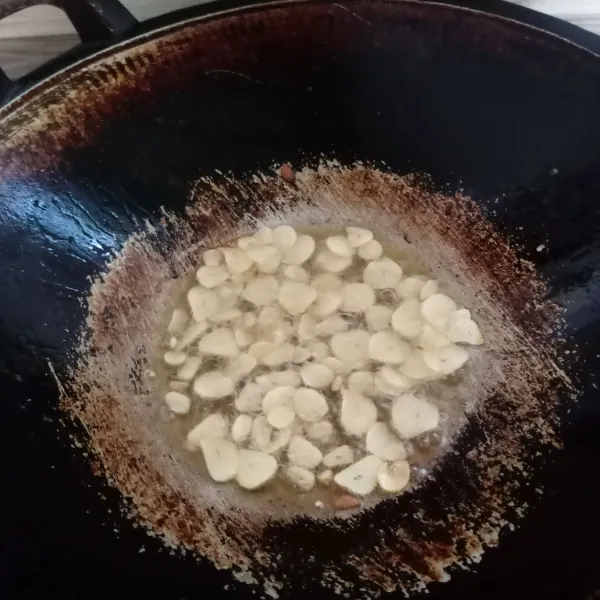 Goreng bawang putih sampai matang. 
Angkat dan tiriskan di atas tisu dapur. 
Tunggu sampai dingin.
