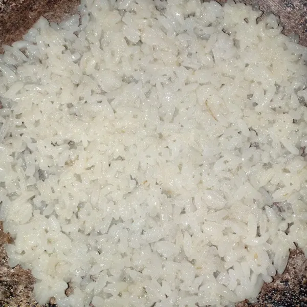 Siapkan wajan kecil panaskan dengan api sedang ke kecil (sesuaikan). Tuang adonan nasi lalu ratakan seperti membentuk kerak. Masak hingga kerak nasi bagian bawah agak kering. Saya ini jadi 3 kerak telor.