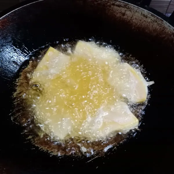 Panaskan minyak goreng. 
Masukkan pisang, goreng sampai kuning kecokelatan.