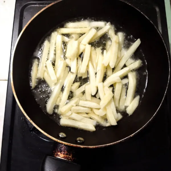 Kemudian goreng kentang hingga matang dan sisihkan.