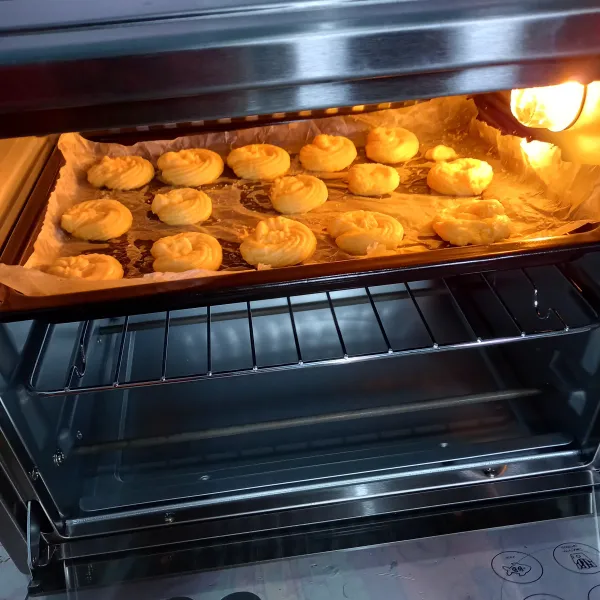 Panggang kue sagu keju dengan suhu oven 160°C selama 30 menit atau sesuaikan oven masing masing, setelah matang dan kue dingin, angkat, masukkan ke dalam toples.