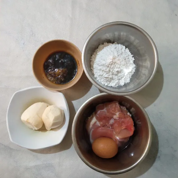 Siapkan bahan-bahannya.