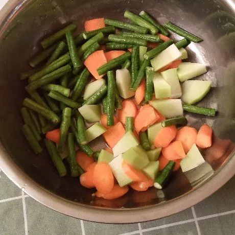 Siapkan bahan sayuran. Potong-potong sesuai selera.