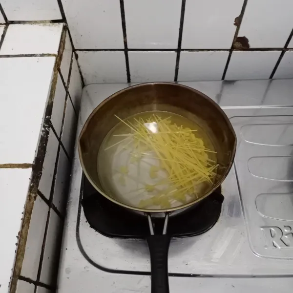 Rebus pasta hingga matang. 
Angkat dan tiriskan.