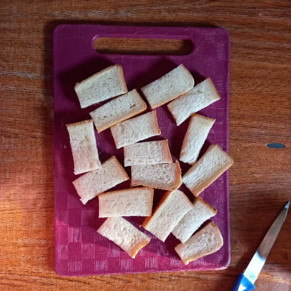 Potong roti menjadi 8 bagian dari setiap lembar roti.