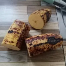 Potong pisang tanduk menjadi 3 bagian.