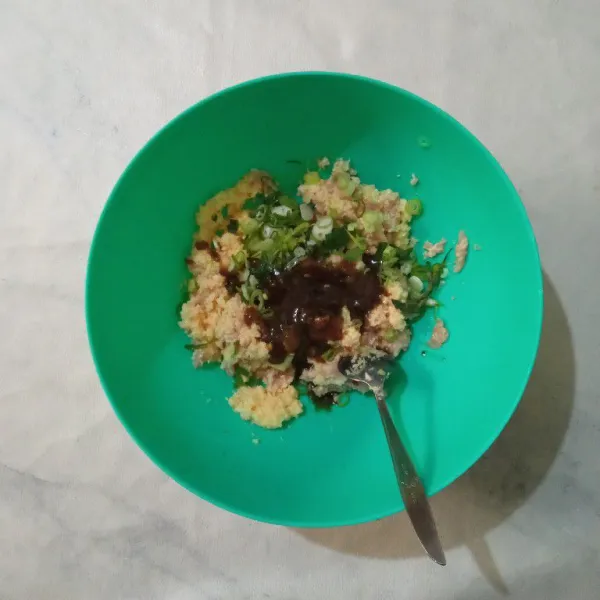 Dalam bowl, masukkan campuran ayam fillet, daun bawang dan bahan A.
Aduk hingga tercampur rata.