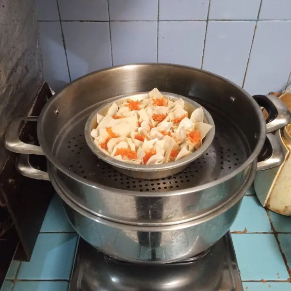 Kukus kurang lebih selama 25 menit atau sampai matang.