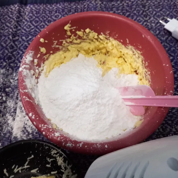 Masukkan tepung sagu, tepung maizena dan tepung terigu, aduk sampai tercampur.