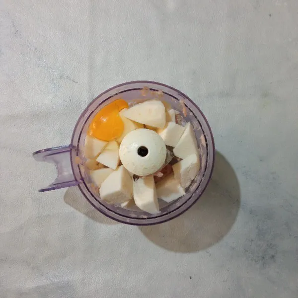 Haluskan ayam fillet, bawang putih, bengkuang dan telur menggunakan chopper.