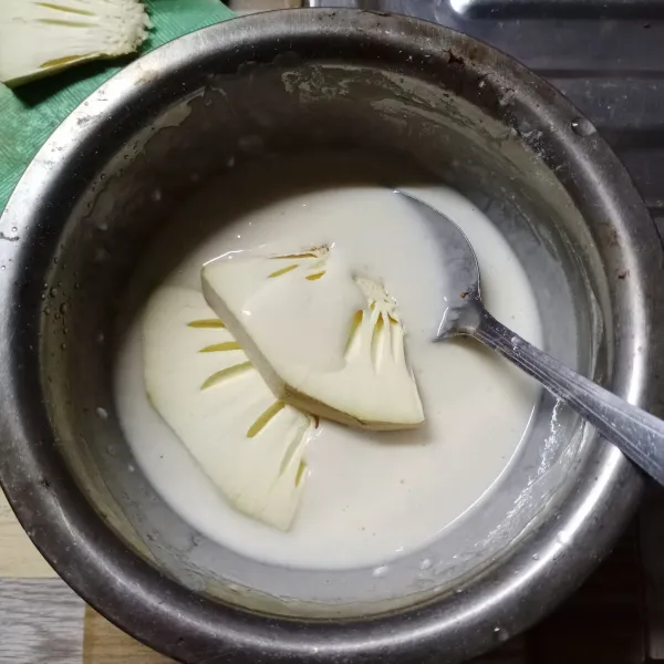Masukkan potongan sukun ke dalam adonan tepung. 
Balut rata.
