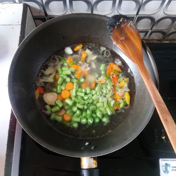 Setelah mendidih, masukkan buncis dan wortel.