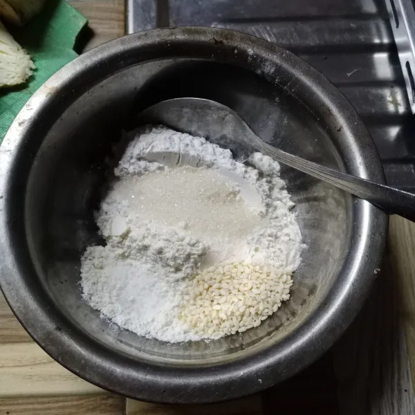 Dalam wadah masukkan tepung terigu, tepung beras, wijen, garam dan gula.