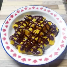 Tata pisang di piring saji. 
Beri coklat filing.