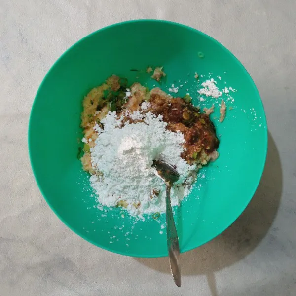 Tambahkan tepung tapioka, aduk rata.