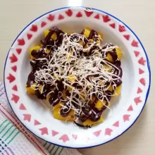Kemudian taburi dengan keju parut. 
Sajikan.